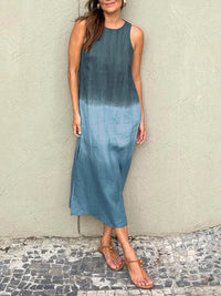 Robe longue sans manches à encolure ronde, imprimé dégradé bleu et bleu clair.