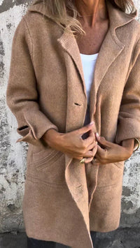 Veste blazer Stella beige à boutons, col châle, fermeture boutonnée et manches longues.