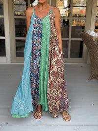 Robe longue d’été imprimée patchwork, bretelles fines, encolure carrée, vert et bleu.