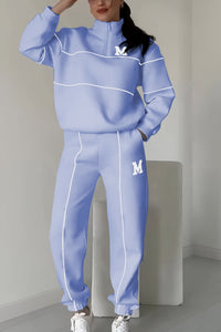 Ensemble pull et pantalon bleu clair, col montant zippé, bandes contrastées et broderie M