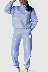 Ensemble pull et pantalon bleu clair avec lignes contrastées et logo M sur le haut