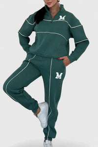 Ensemble pull et pantalon vert foncé avec lignes blanches, logo M sur le haut