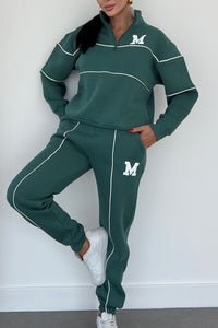 Ensemble pull et pantalon vert foncé, col montant zippé, bandes fines contrastées et broderie M