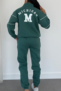 Ensemble pull et pantalon vert foncé, dos brodé Michigan M, bandes contrastées et col montant