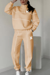 Ensemble pull et pantalon beige, col montant zippé, bandes contrastées et broderie M