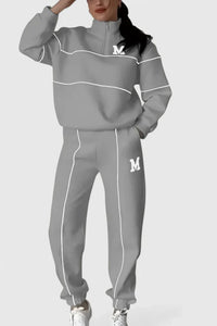 Ensemble pull et pantalon gris clair avec lignes blanches, logo M sur poitrine et jambe