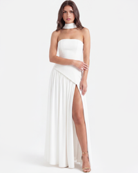 Robe blanche bustier avec col châle, jupe longue plissée et fente sur le côté