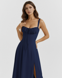 Robe midi bleue nuit à bretelles, corsage froncé façon bustier et fente sur le devant