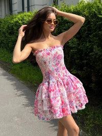 Robe bandeau à volants rose, empiècement froncé au buste et jupe évasée