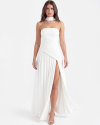 Robe blanche bustier avec col châle, jupe longue plissée et fente latérale