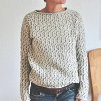 Pull ample gris chiné à motifs texturés, encolure ronde et manches longues