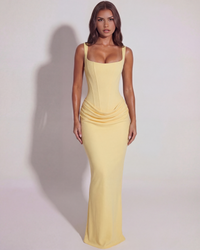 Robe longue jaune à bretelles fines, coupe ajustée, drapé et fronces à la taille