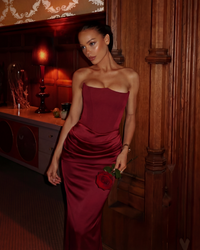 Robe longue bordeaux bustier, drapé froncé à la taille, modèle ajusté avec queue de sirène.