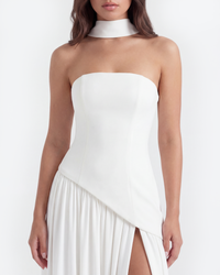 Robe blanche bustier sans bretelles, col châle, couture décorative et jupe plissée