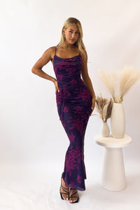 Robe longue ajustée sans manches, motif floral prune sur fond sombre, fente en bas