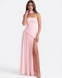Robe longue rose à bandeau avec fente sur la jambe et voile plissé au bas
