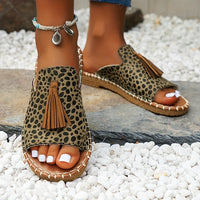 Sandales orthopédiques léopard avec pompons marron, brides tressées et bout ajouré