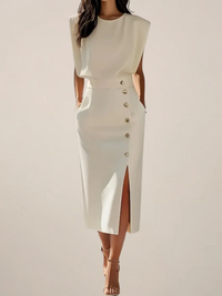 Robe midi crème sans manches, taille cintrée, boutons dorés et fente latérale.