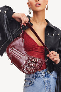 Sac à main bordeaux semi-lune, bandoulière, sangles à boucles et fermeture zippée
