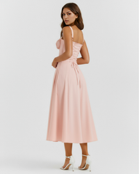 Robe midi rose poudré à bretelles fines, coupe évasée et lacets au dos, mi-mollet.