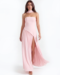 Robe longue rose à choker et fente haute devant, jupe fluide plissée