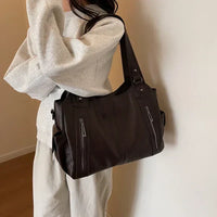 Sac cabas en cuir brun foncé, anses courtes, bandoulière amovible, fermetures zippées