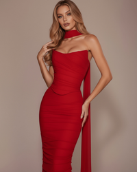Robe longue rouge bustier drapé, col haut, fermeture voile sur le côté