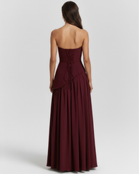 Robe longue bordeaux au dos lacé, jupe plissée froncée