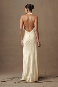 Robe longue blanche en satin, vue de dos avec décolleté et boutonnage central