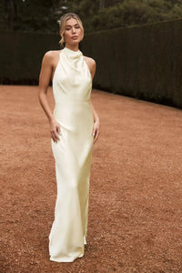 Robe longue blanche en satin, col montant sans manches, silhouette élégante