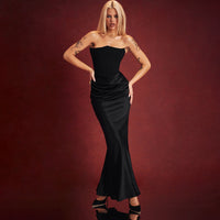 Robe longue noire à bretelles fines, bustier ajusté et jupe longue évasée