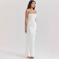 Robe longue blanche à bretelles fines, drapé froncé sur la poitrine et jupe longue