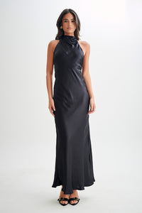 Robe longue noire en satin, col montant sans manches, fente légère au bas