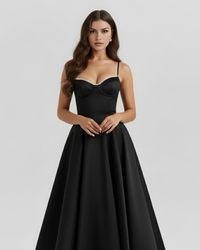 Robe noire avec buste corset encolure cœur et jupe évasée plissée