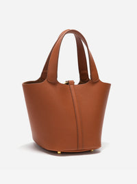 Sac seau chic Seraphina en cuir marron, anses, forme trapèze et coutures