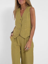 Ensemble gilet boutonné vert olive, devant boutonné et pantalon ample assorti