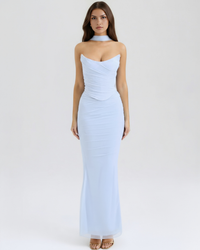 Robe longue ajustée bleu clair, encolure col montant, buste drapé