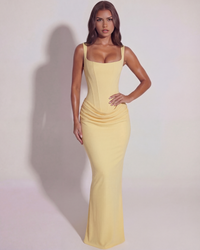 Robe longue jaune à bretelles fines, silhouette ajustée, fronces horizontales à la taille
