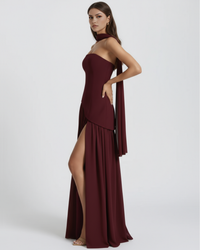 Robe longue bordeaux sans bretelles, jupe plissée froncée et fente latérale