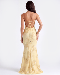 Robe longue Denise dorée vue de dos, bretelles fines croisées et laçage central.