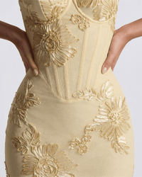 Robe longue Denise dorée, gros plan sur la broderie florale et le corsage structuré.