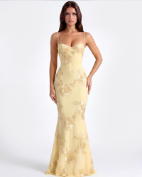 Robe longue Denise dorée, broderies florales ton sur ton, longueur maxi évasée en bas.
