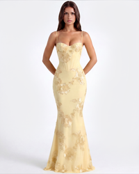 Robe longue Denise dorée à broderies florales, coupe moulante et ourlet évasé.