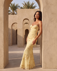 Robe longue Denise dorée à fines bretelles, broderies florales sur toute la robe.