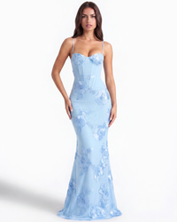 Robe moulante bleu ciel à bretelles fines et appliqués floraux en relief