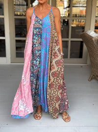 Robe longue d’été imprimée patchwork, bretelles fines, encolure carrée, bleu et bordeaux.