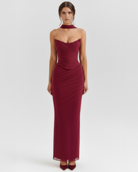 Robe Zenobie bordeaux moulante sans bretelles avec drapés et fente