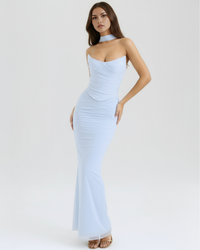 Robe longue bleu clair moulante sans manches, buste froncé, col montant