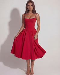 Robe midi rouge évasée, bretelles fines, fronces à la taille, longueur midi.