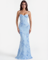Robe sirène bleu ciel longue, bretelles fines et motifs floraux en relief